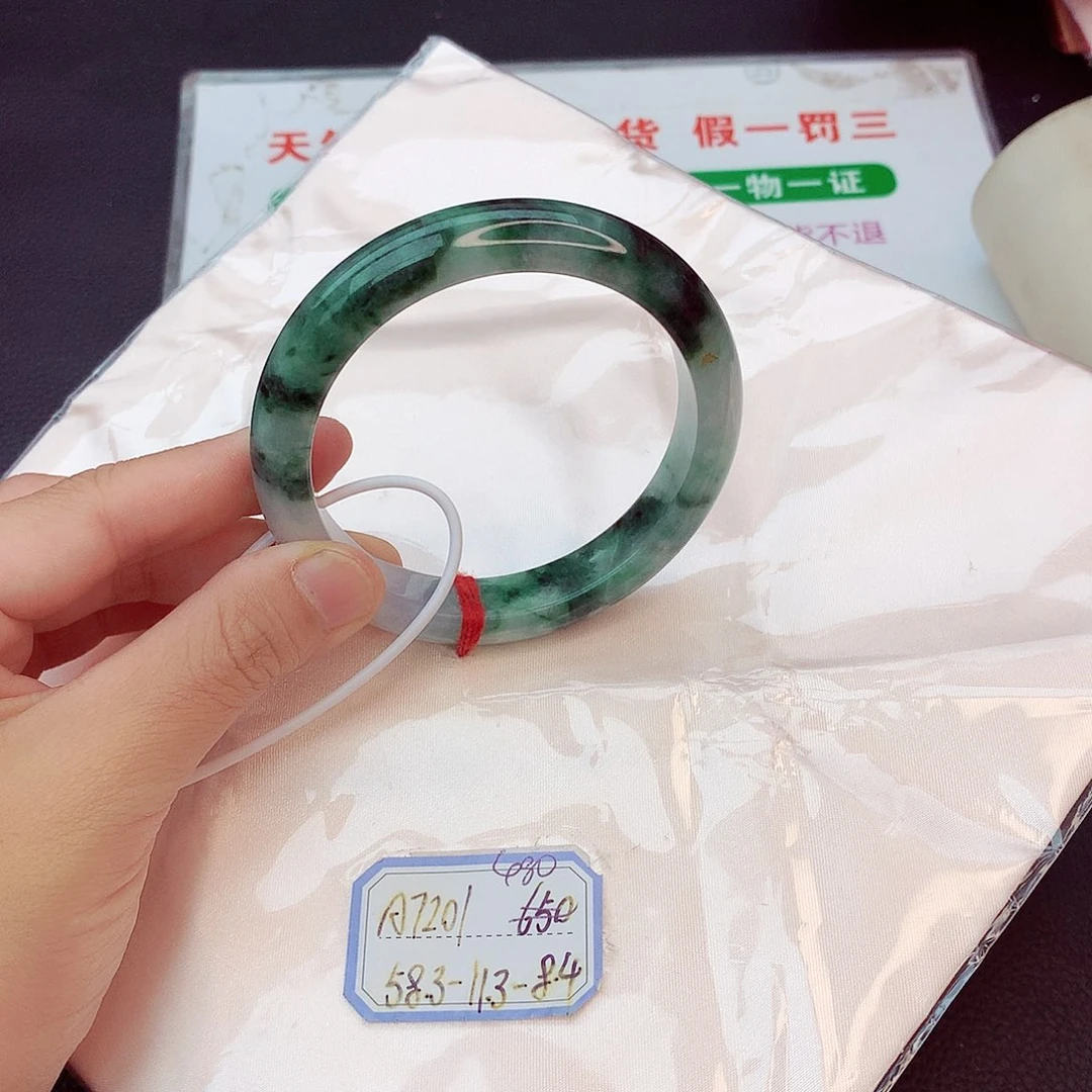 翡翠手镯未镶嵌翡翠