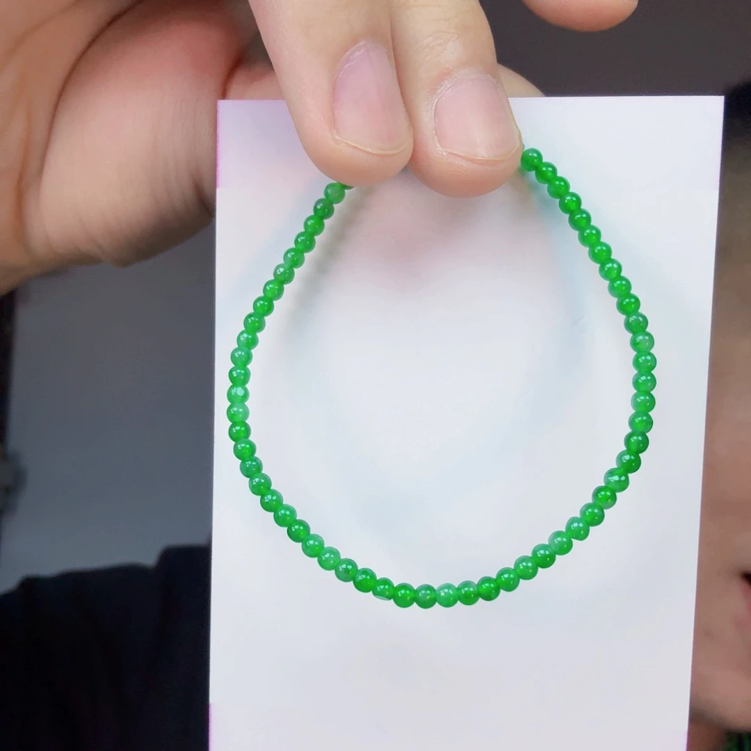 翡翠未镶嵌颈饰一件