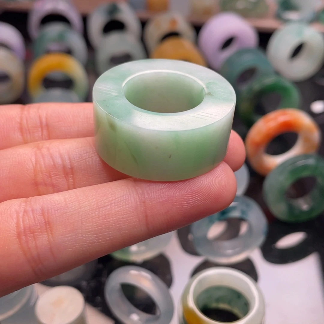 定制翡翠未镶嵌  白底青扳指