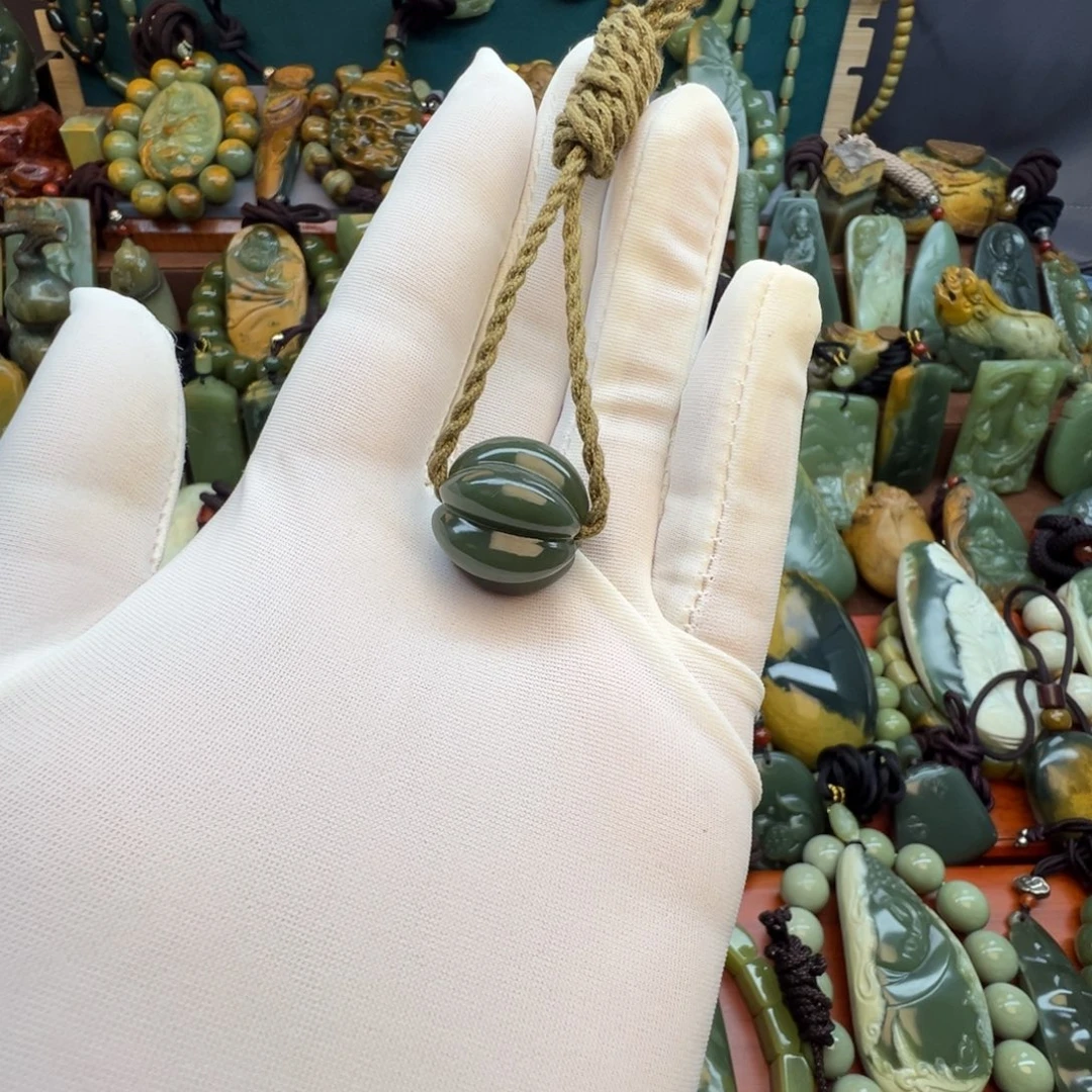 岫岩老玉（透闪石质玉）未镶嵌颈饰