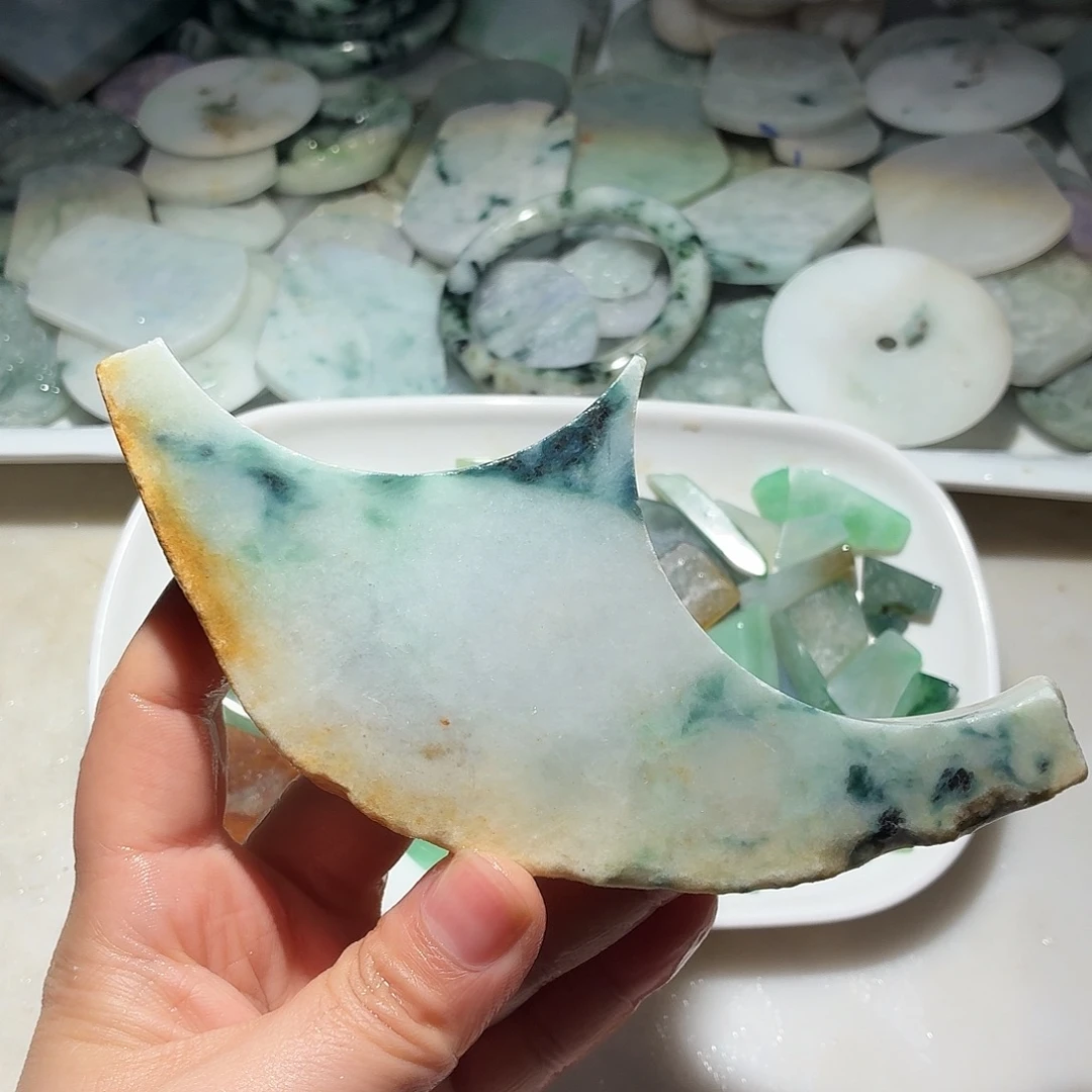 翡翠未镶嵌颈饰边角料