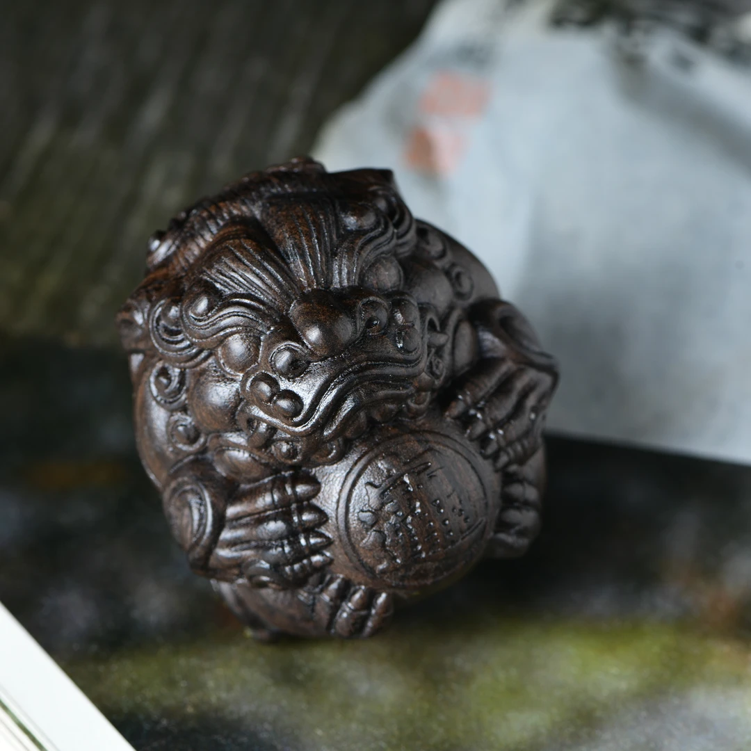 黑柿木雕刻戏球貔貅手把件