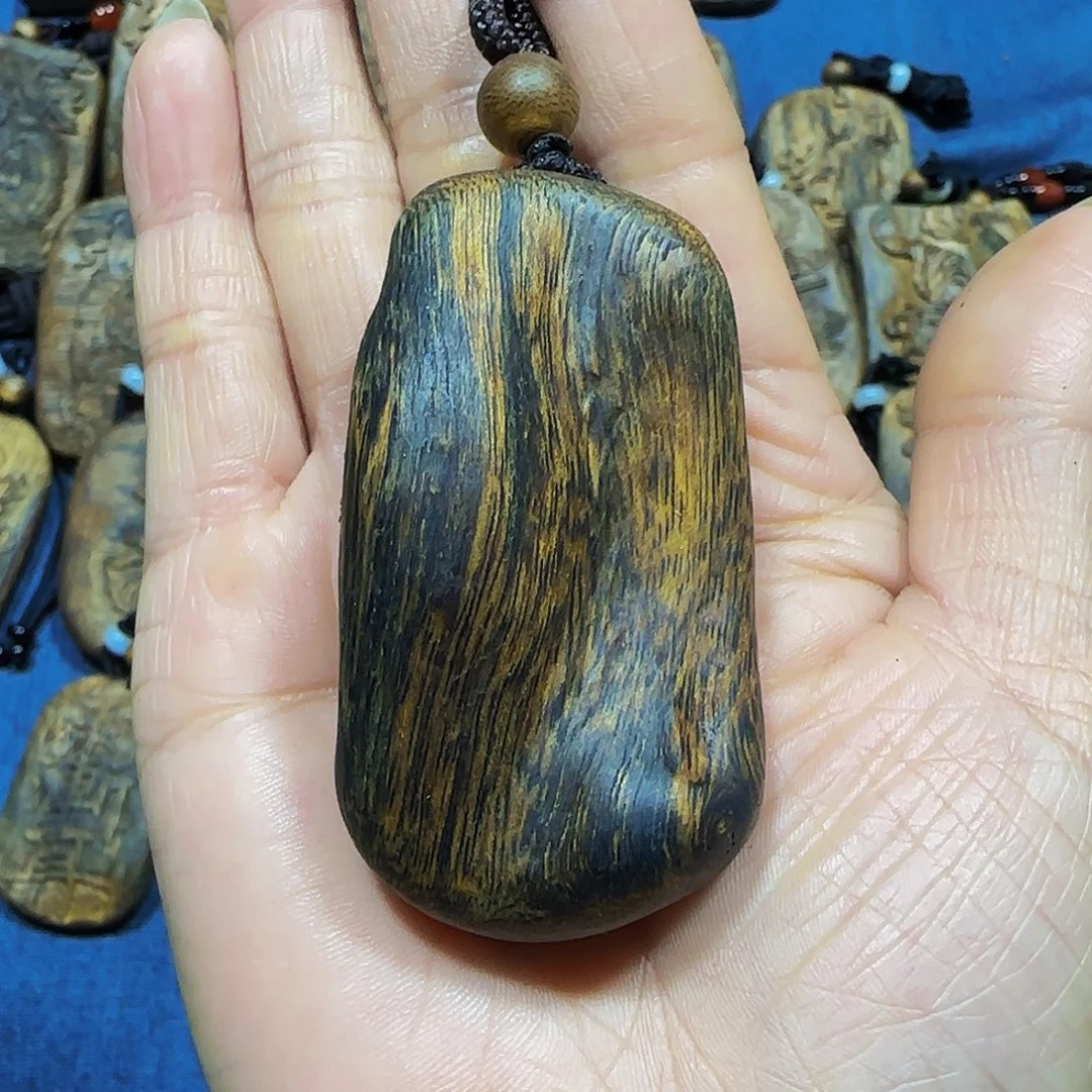 沉香沉香碎屑海南白奇乌身老料天然结香瘤疤23.8克帶绳