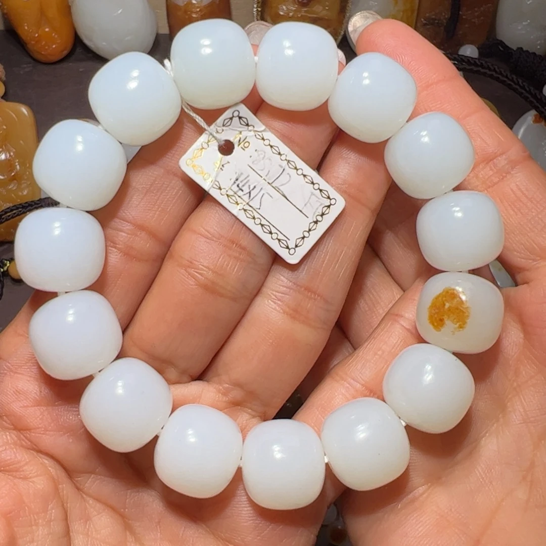 大***痕和田玉未镶嵌颈饰