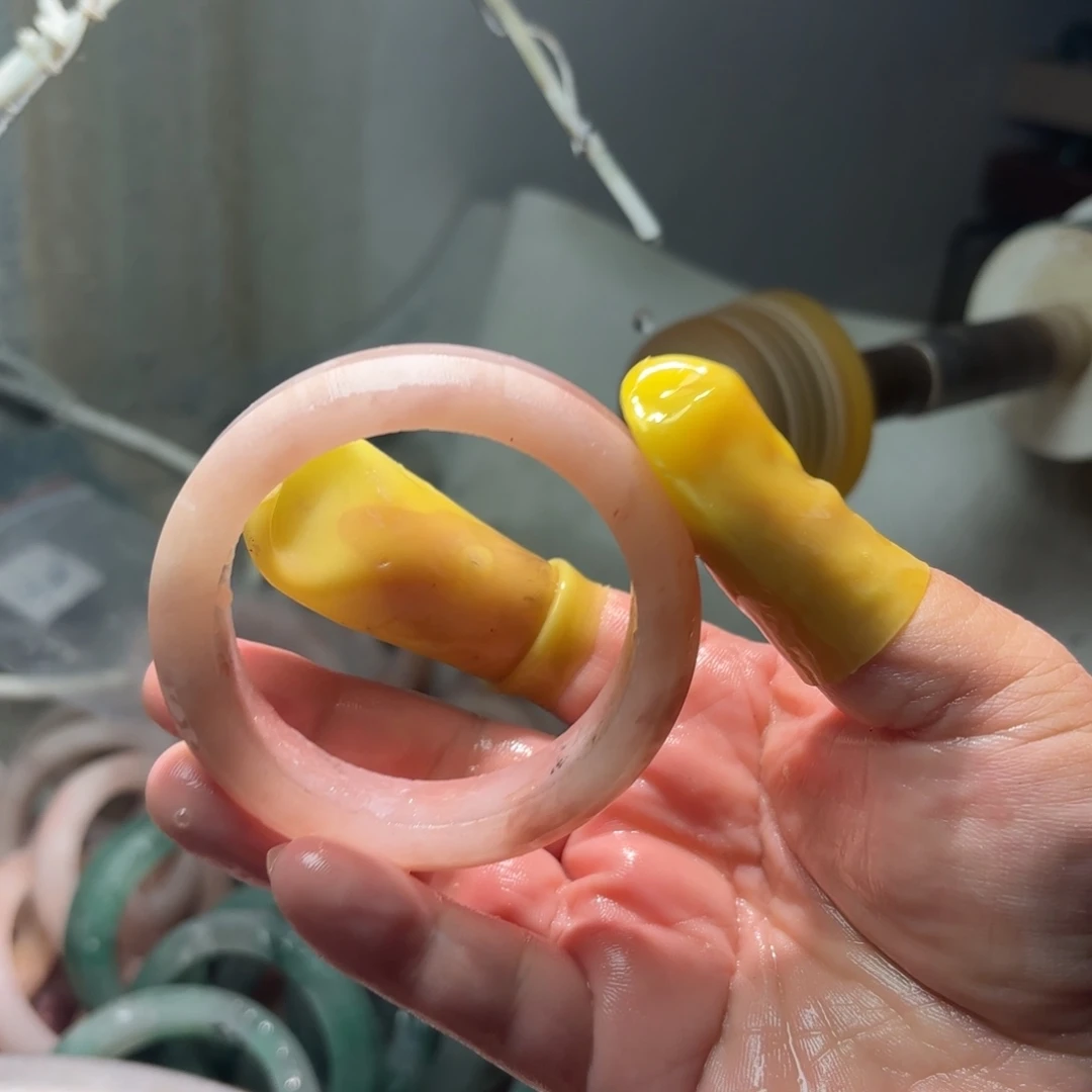 喝***鱼石英质玉未镶嵌手镯