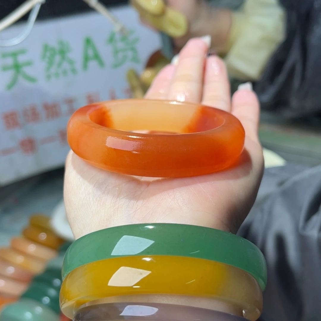 纪***彤石英质玉未镶嵌手镯