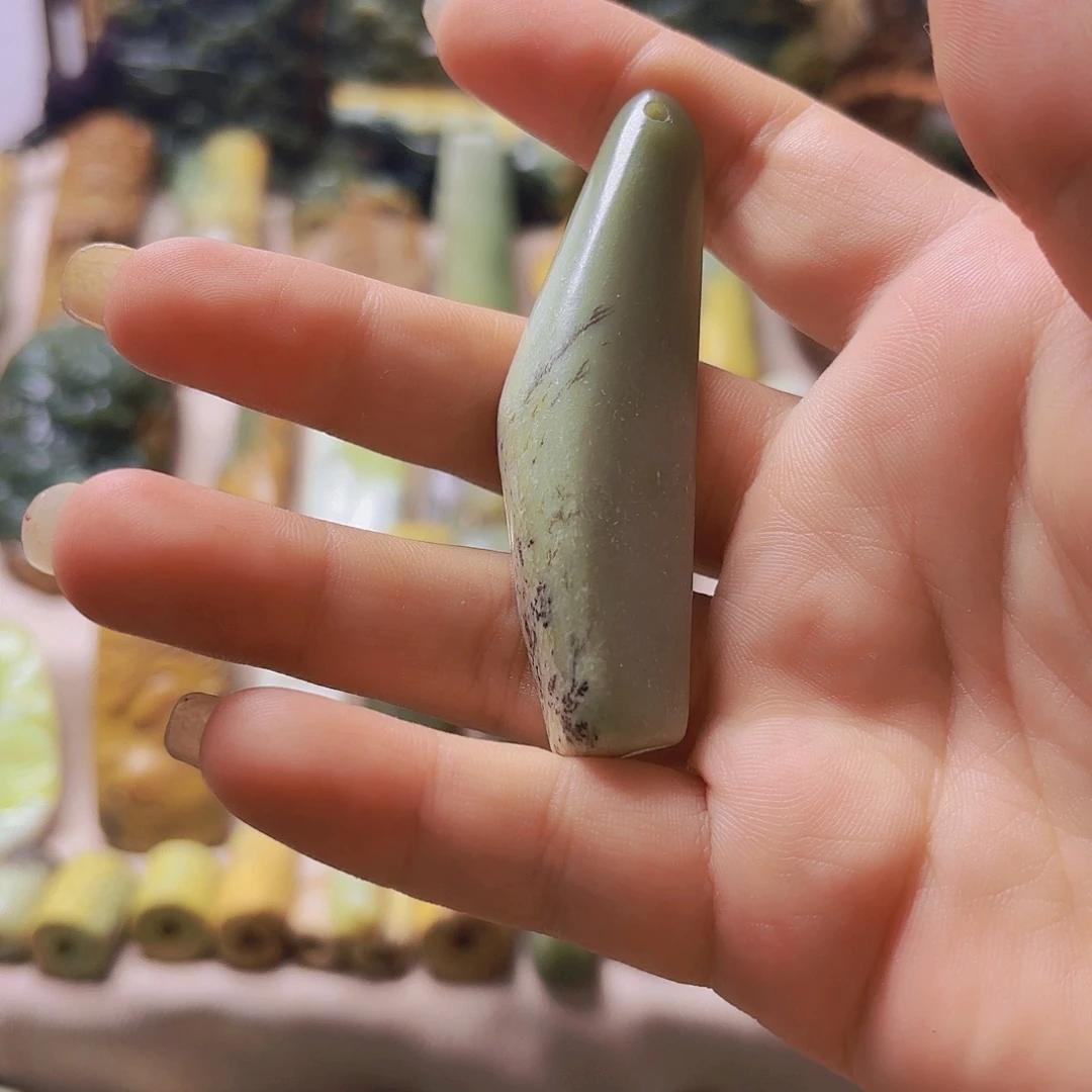 未镶嵌岫岩河磨玉（透闪石质玉）挂件
