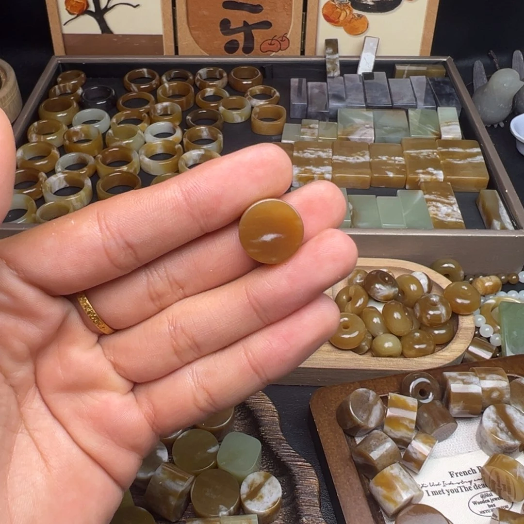 和田玉（糖玉）未镶嵌珠宝奇石圆牌福利