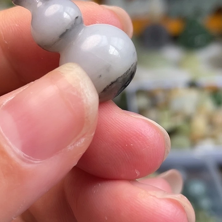 和田玉未镶嵌颈饰有瑕