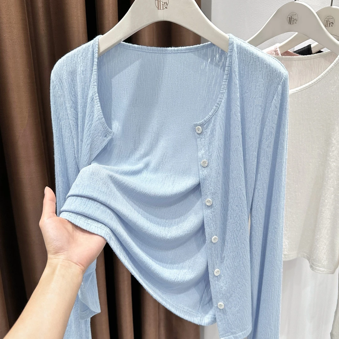 圆领别致蓝色单排扣开衫上衣女春季新款外穿长袖软糯轻盈针织外套