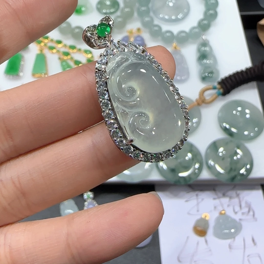 翡翠未镶嵌颈饰如意