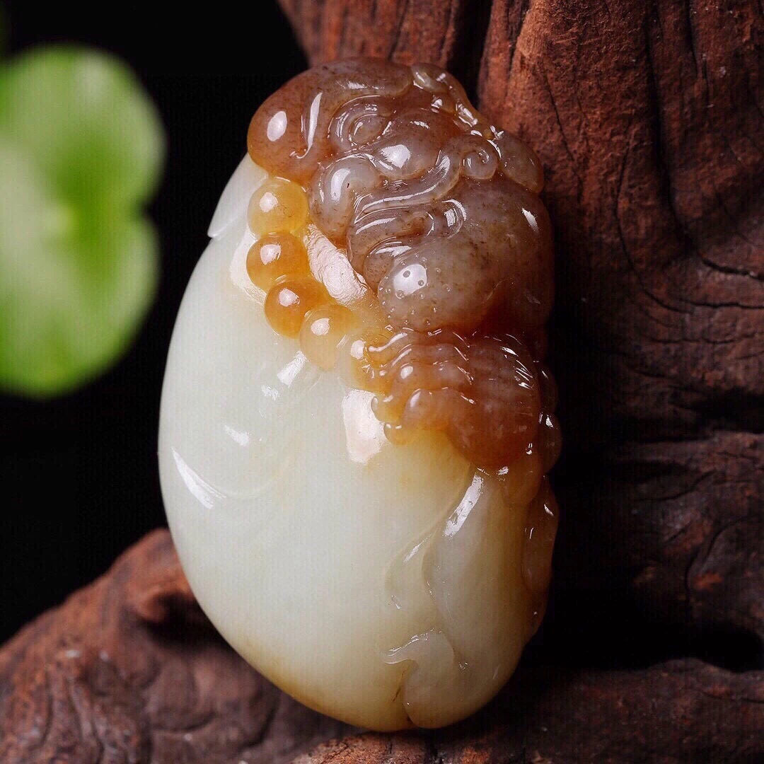 天然和田玉俏色怪罗汉吊坠