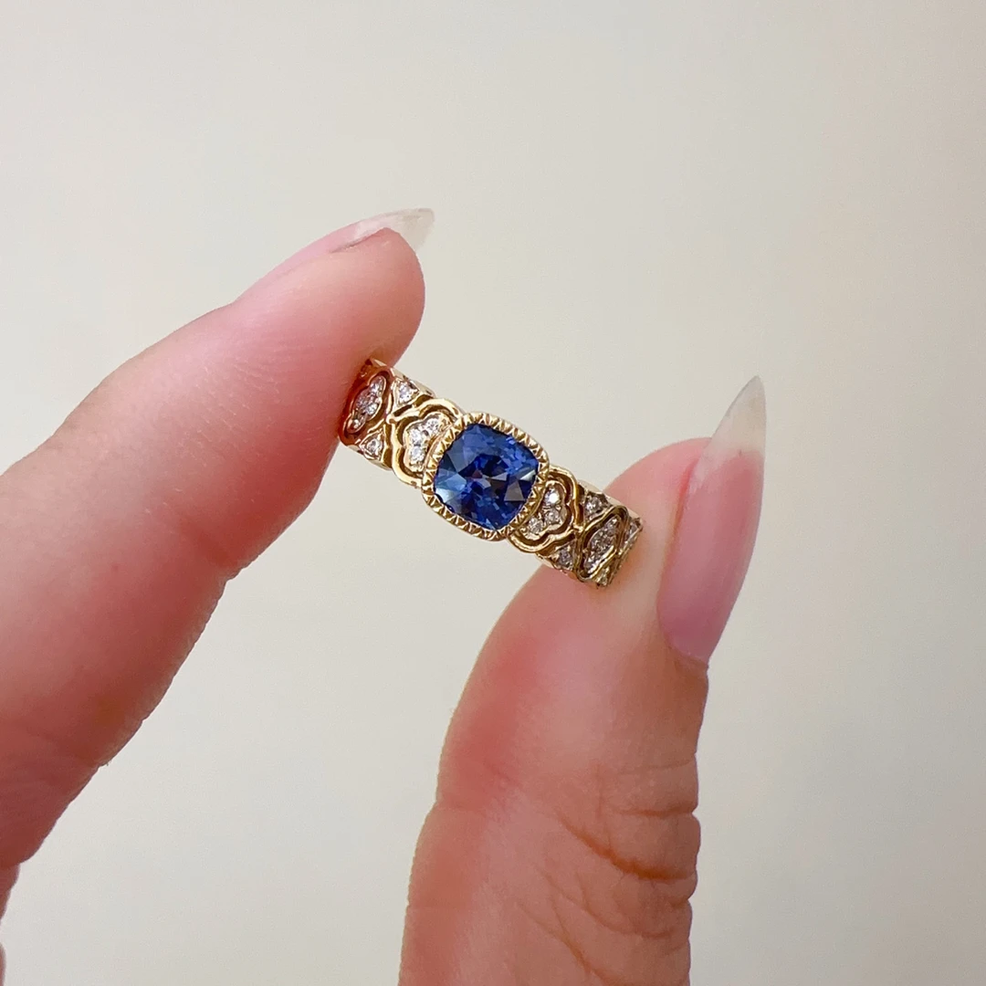 矢车菊蓝宝石戒指 18k金材质 0.78ct+0.102ct