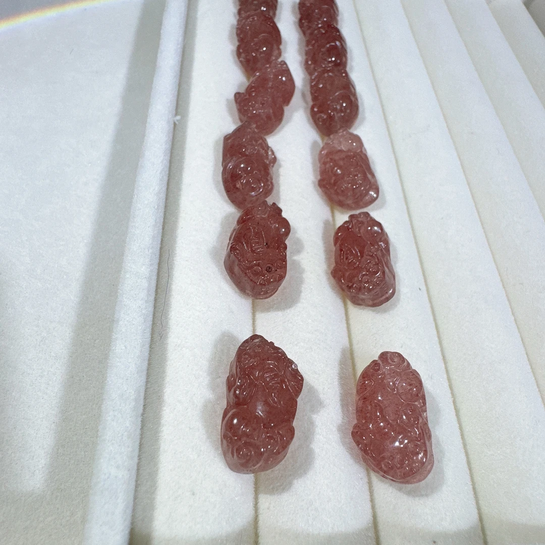 s176天然草莓晶貔貅通孔配饰10×18  多样性发一件
