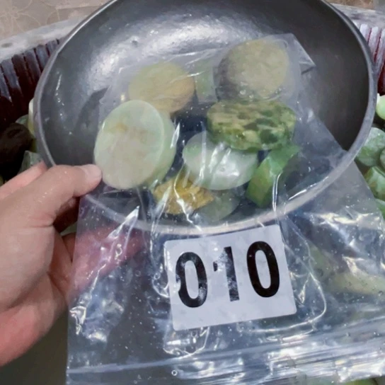 未镶嵌蛇纹石玉珠宝奇石