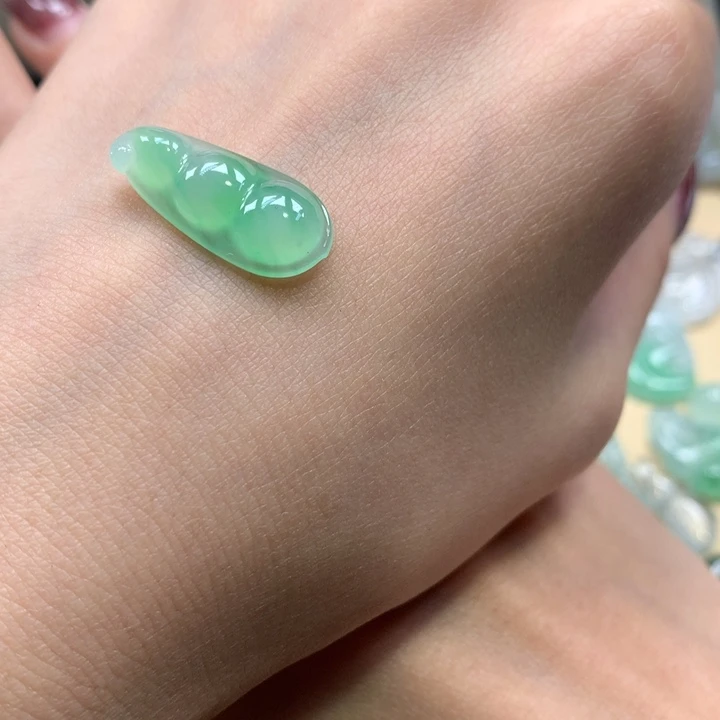 房***乐翡翠未镶嵌颈饰豆子