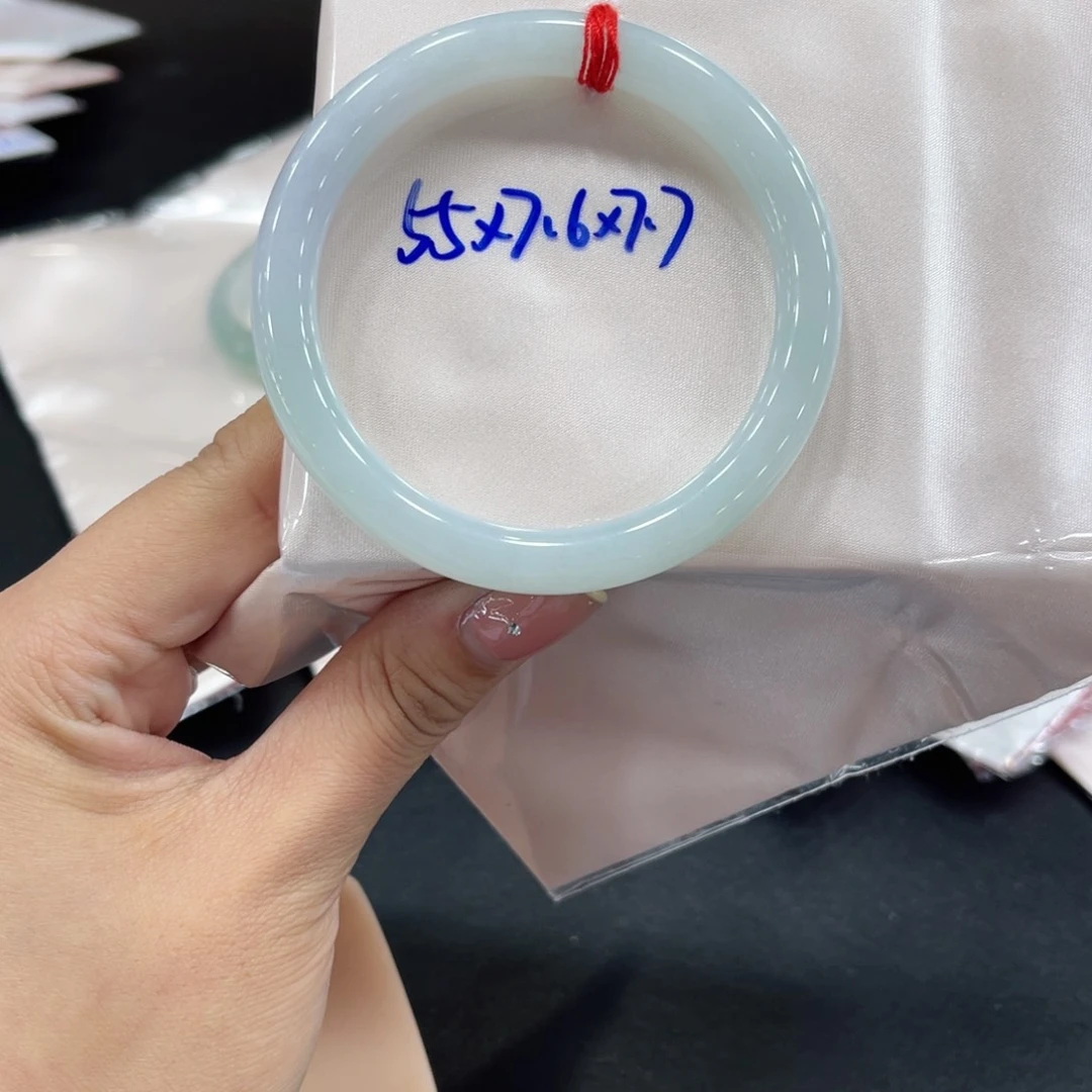 翡翠手镯未镶嵌翡翠