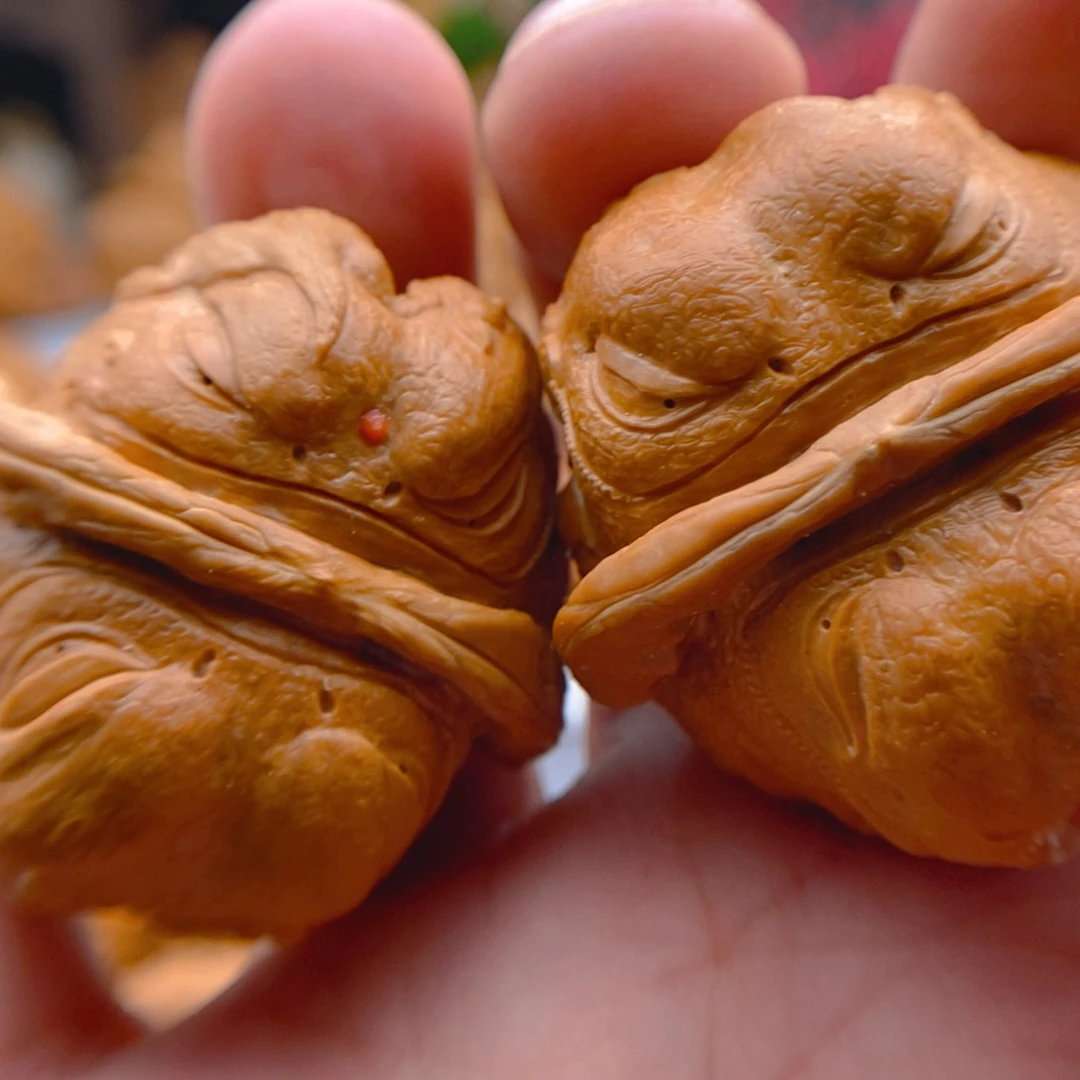 饿***肉文玩核桃把件纯手工雕刻霸王蟾