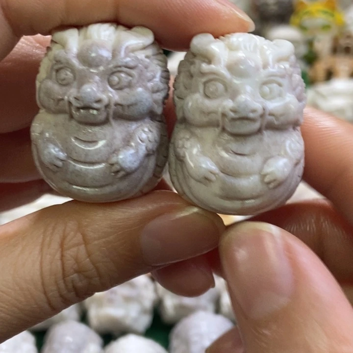 配饰鹿角雕刻一个出