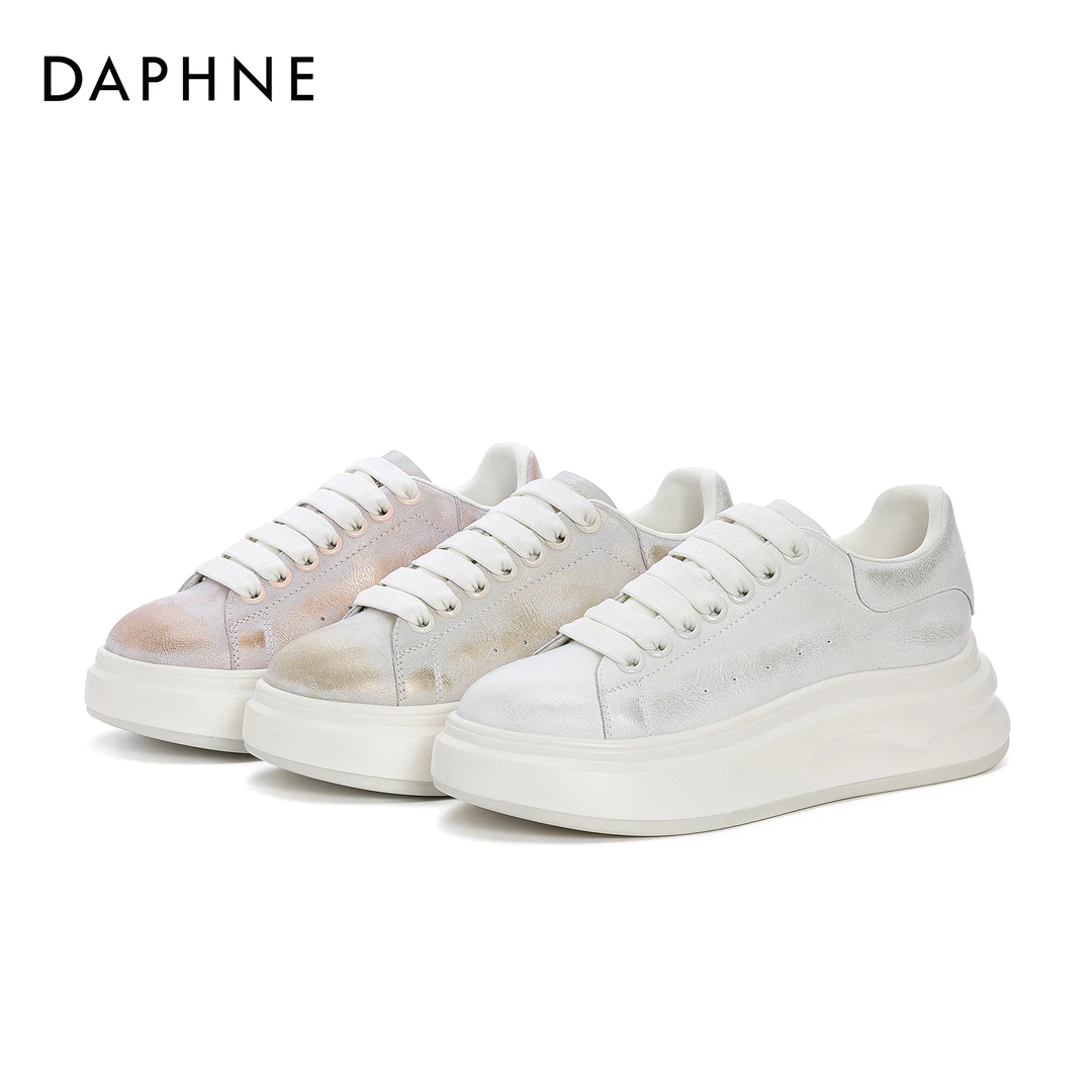 【达芙妮】25年春季新款时尚百搭珠光板鞋软底增高休闲女鞋 跟高5.5