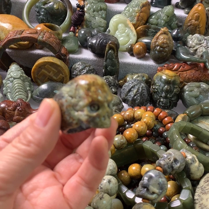 未镶嵌岫岩河磨玉（透闪石质玉）把件