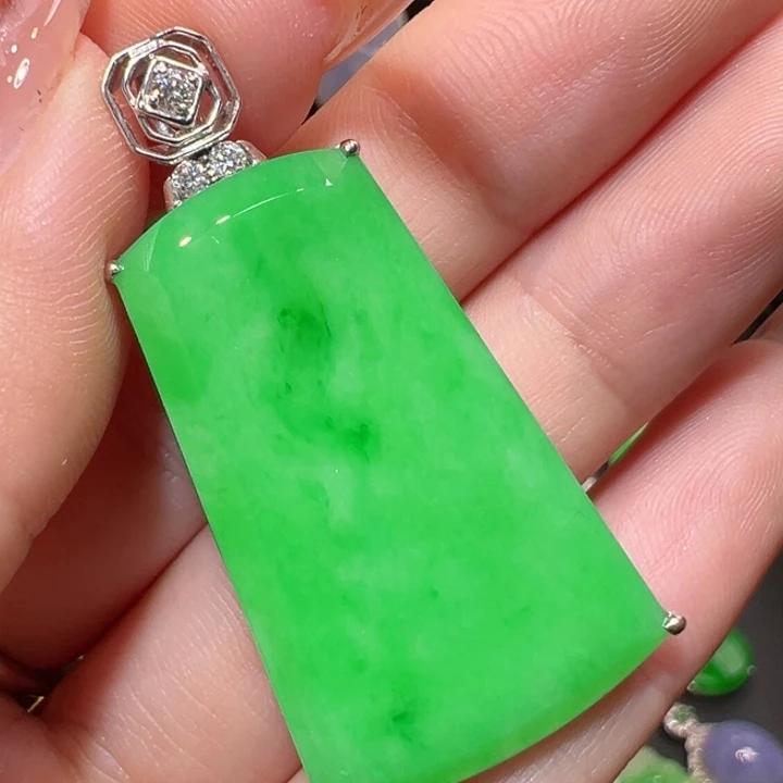 颈饰18K金镶嵌翡翠无事牌