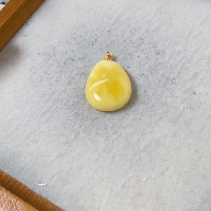 蜜蜡裸石18K金镶嵌吊坠
