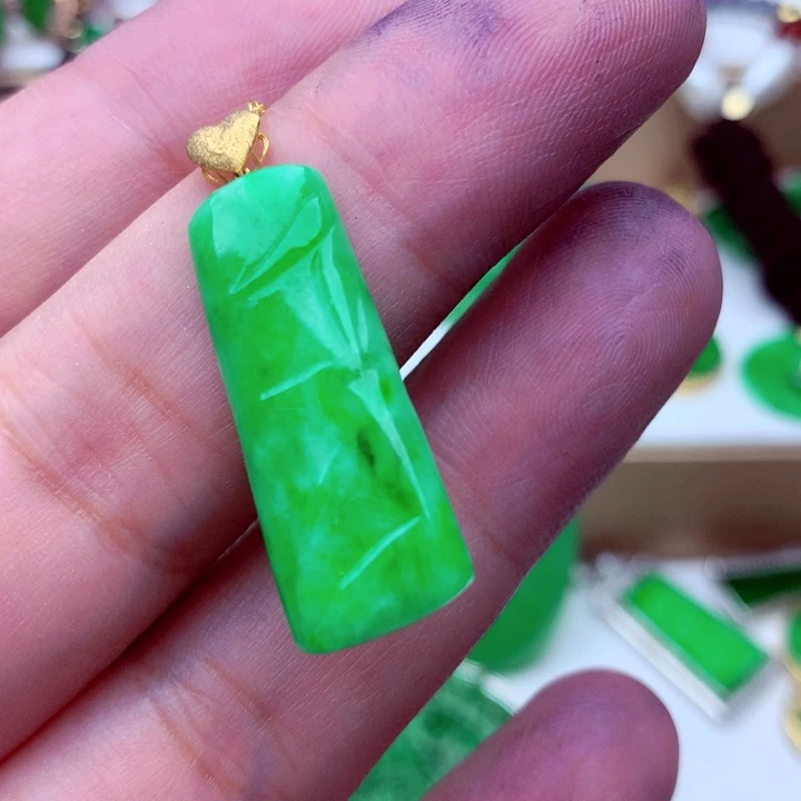 吊坠(不含链)未镶嵌翡翠