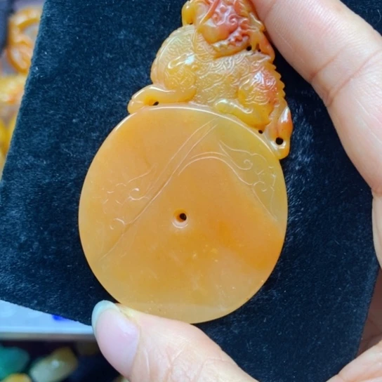 石英质玉（黄龙玉）未镶嵌颈饰