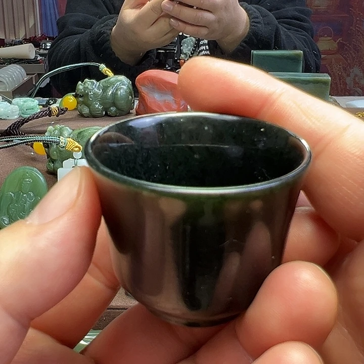 和田玉未镶嵌颈饰茶杯