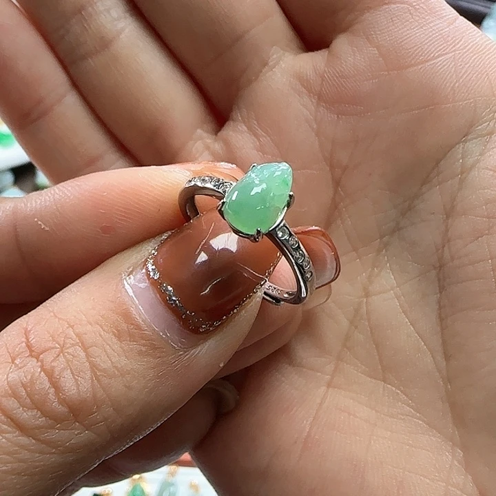 翡翠颈饰未镶嵌月****冰阳绿招财小貔貅