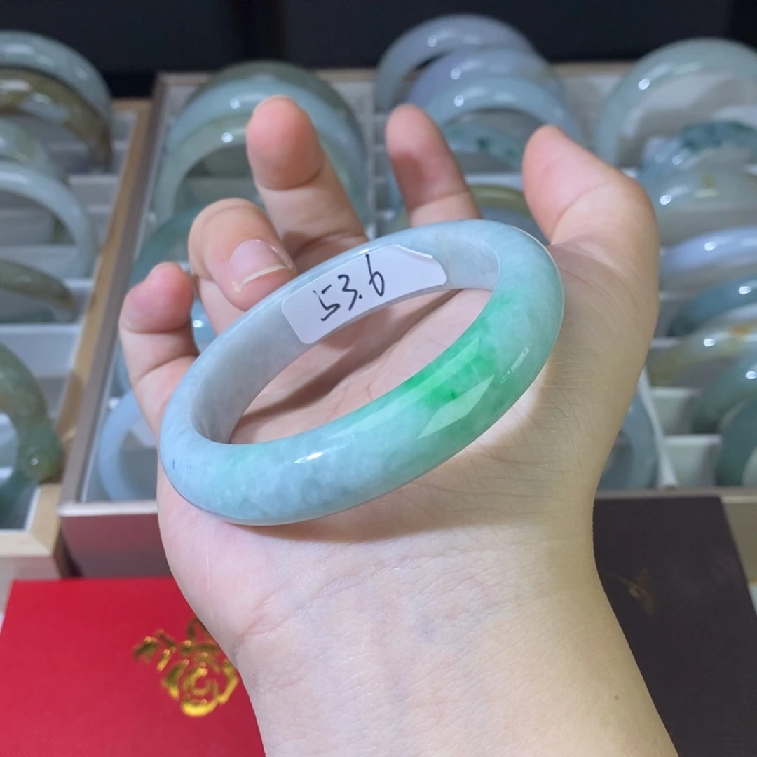 颈饰未镶嵌翡翠手镯