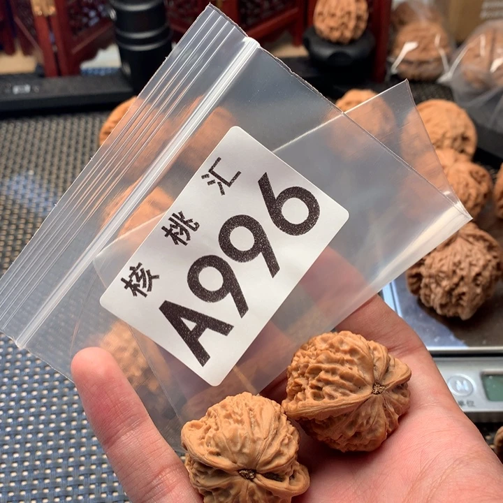 上***高吊坠文玩核桃金牛