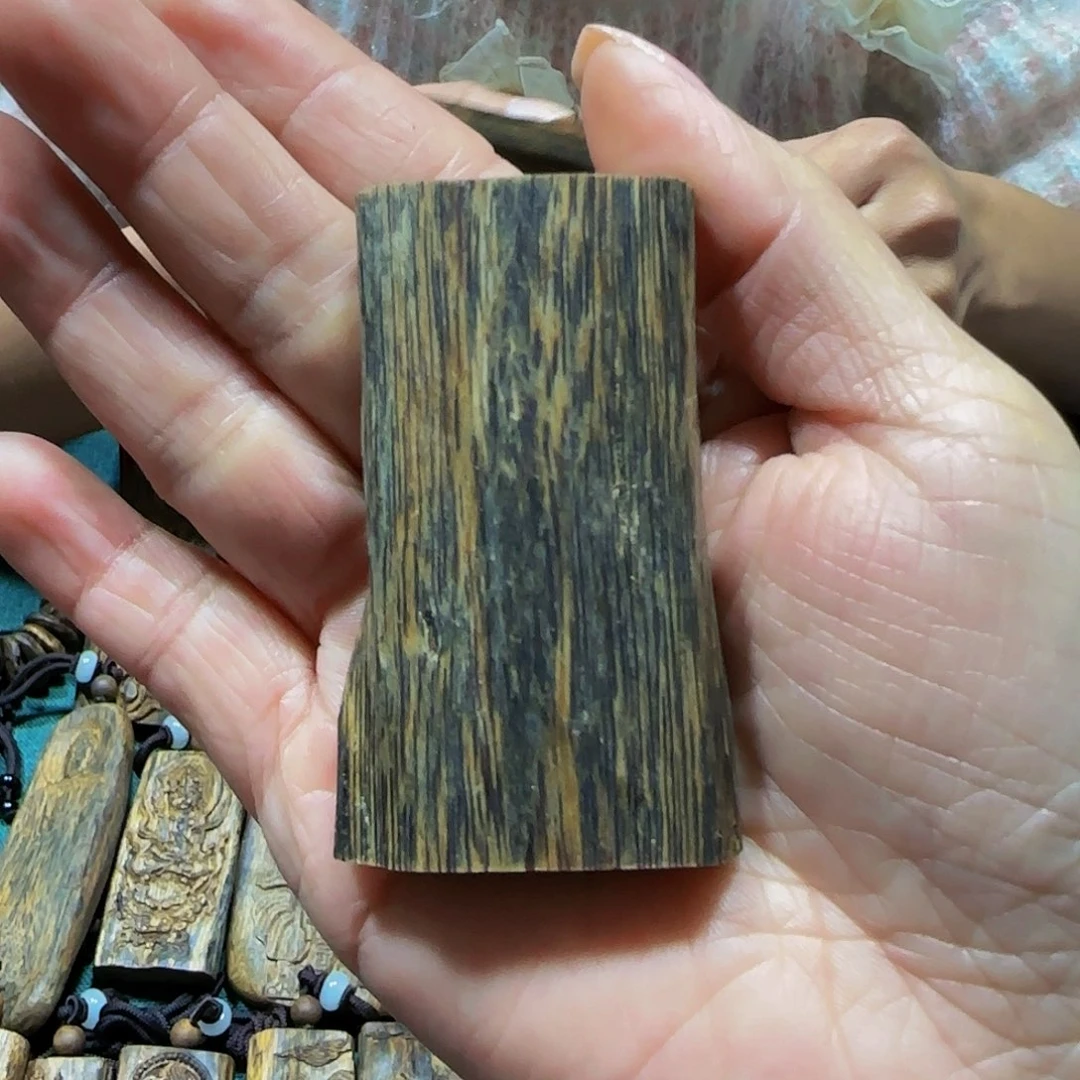 沉香吊坠海南白奇乌身老料素牌17.9克