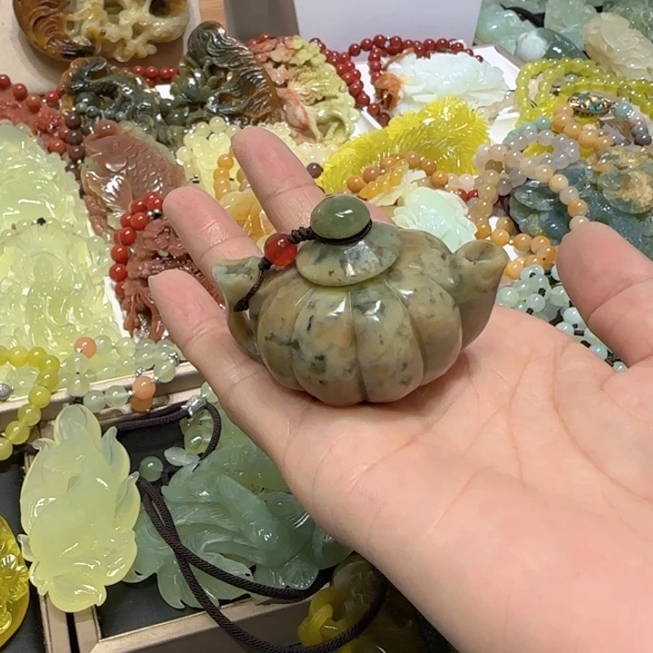 未镶嵌蛇纹石玉吊坠秋*