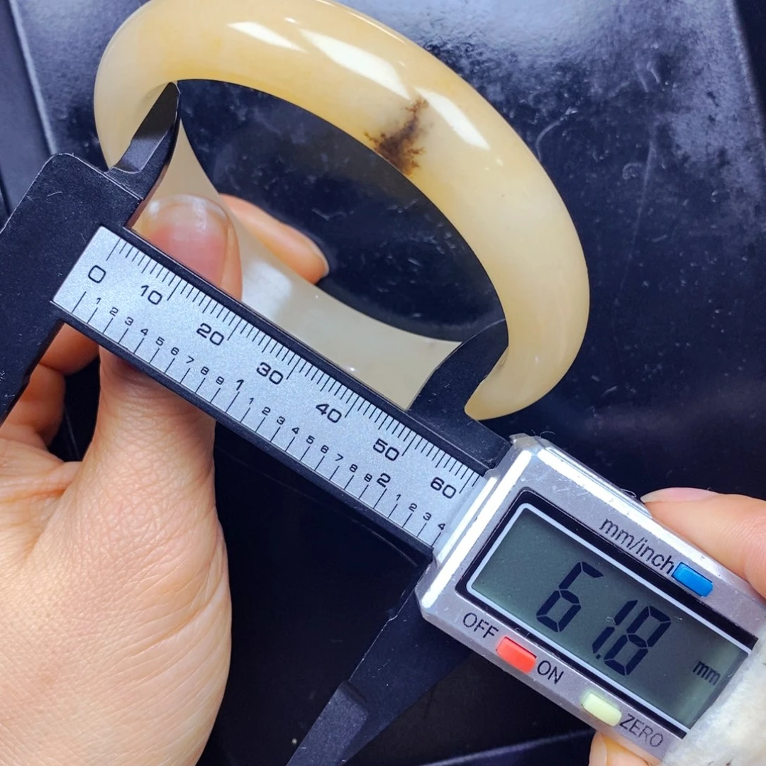 石英质玉（黄龙玉）未镶嵌颈饰