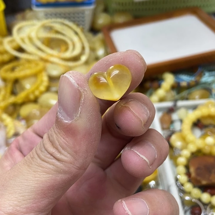 蜜蜡未镶嵌裸石吊坠