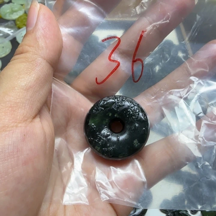 透闪石-蛇纹石玉吊坠未镶嵌