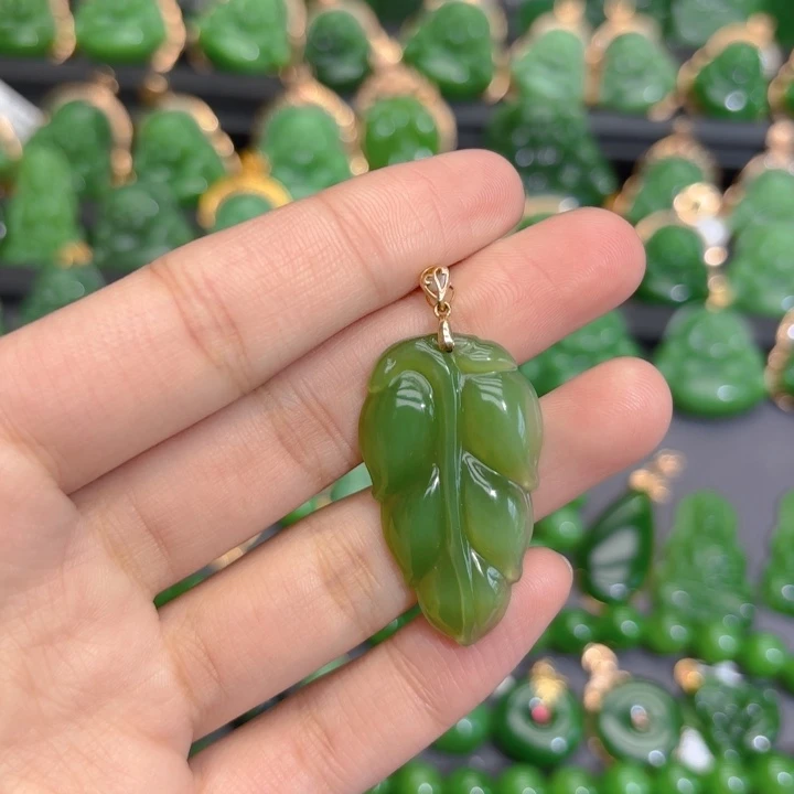 颈饰18K金镶嵌和田玉（碧玉）