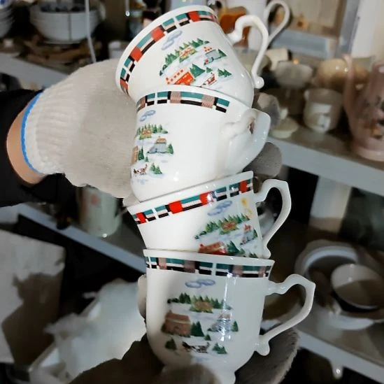 摆件盘子碗茶壶啥都有