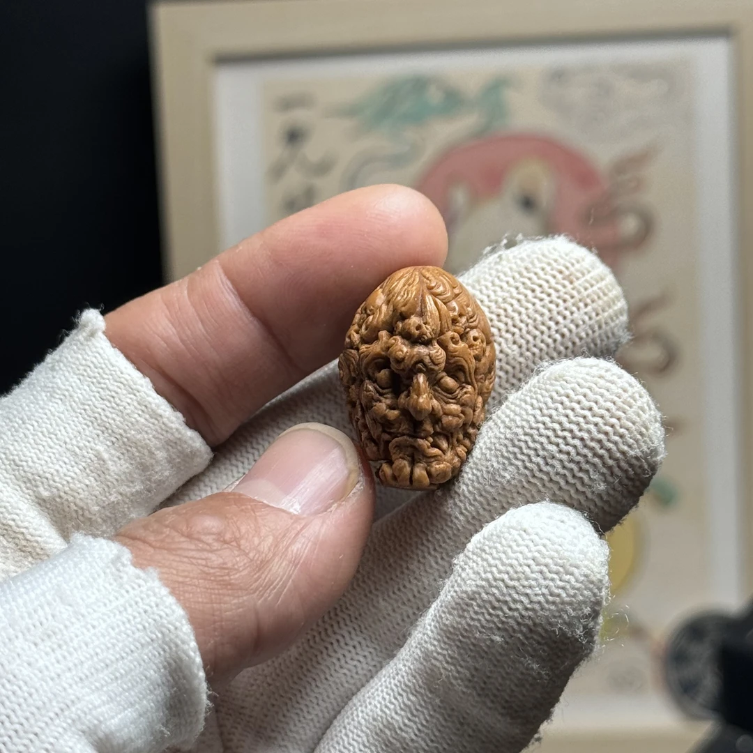 应化罗汉头，桃核雕刻圆雕满工，尺寸：19/27，李义本工