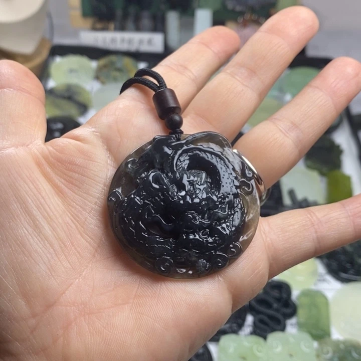 蛇纹石玉颈饰合金