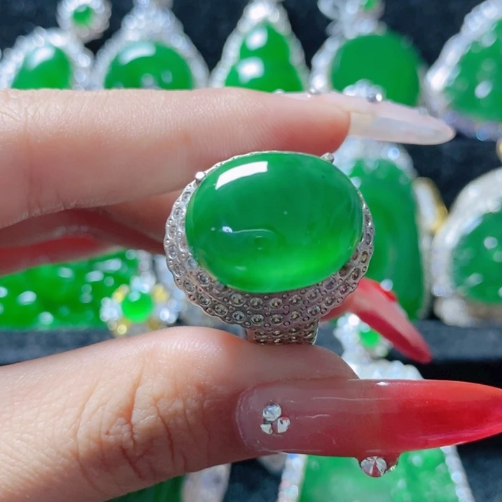 翡翠颈饰未镶嵌18212079。