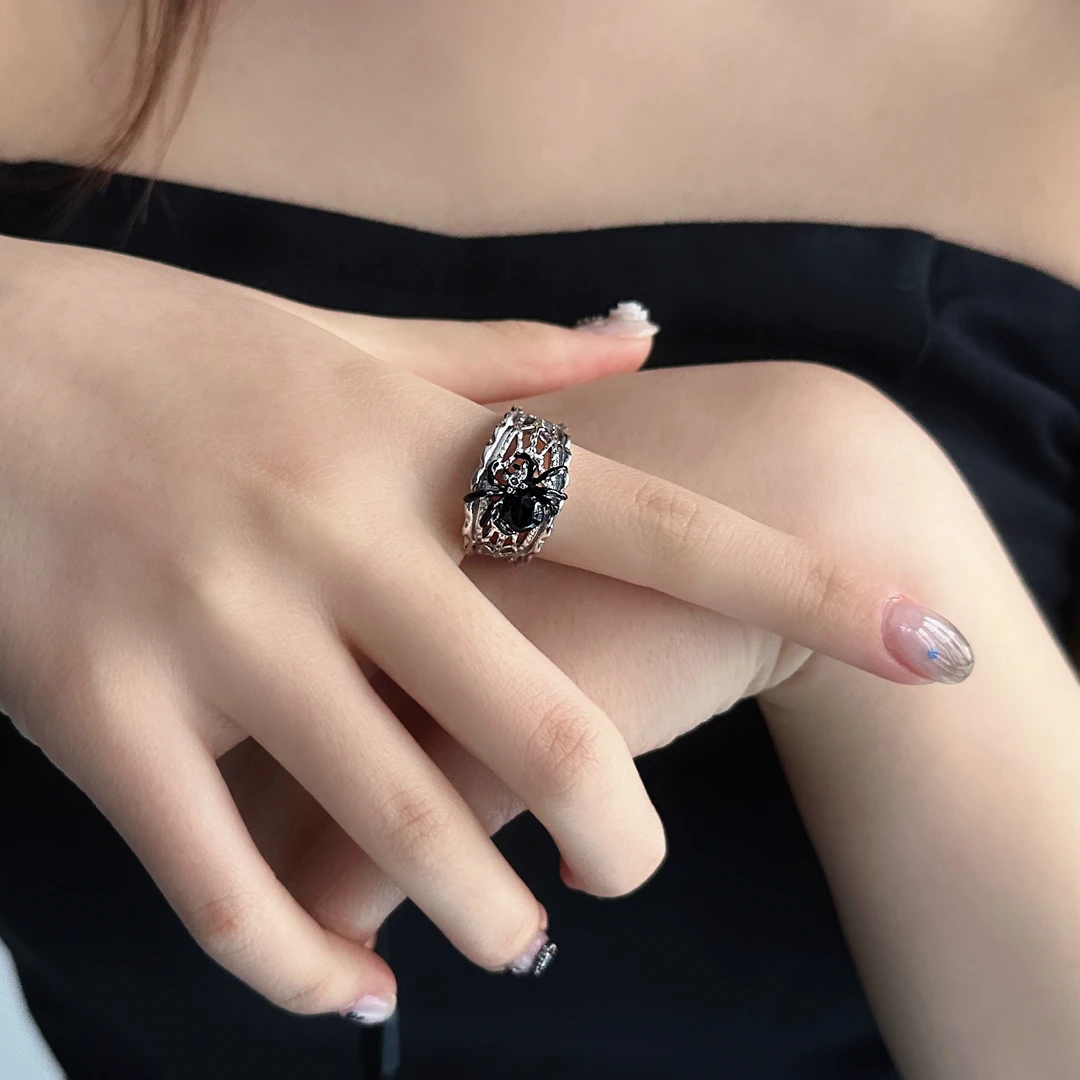 合金戒指 J0330-1时尚小众设计感个性轻奢朋克高级感蜘蛛褶皱戒指