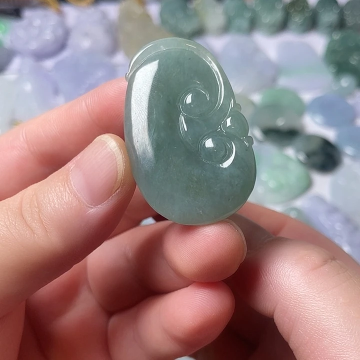 翡翠未镶嵌颈饰如意