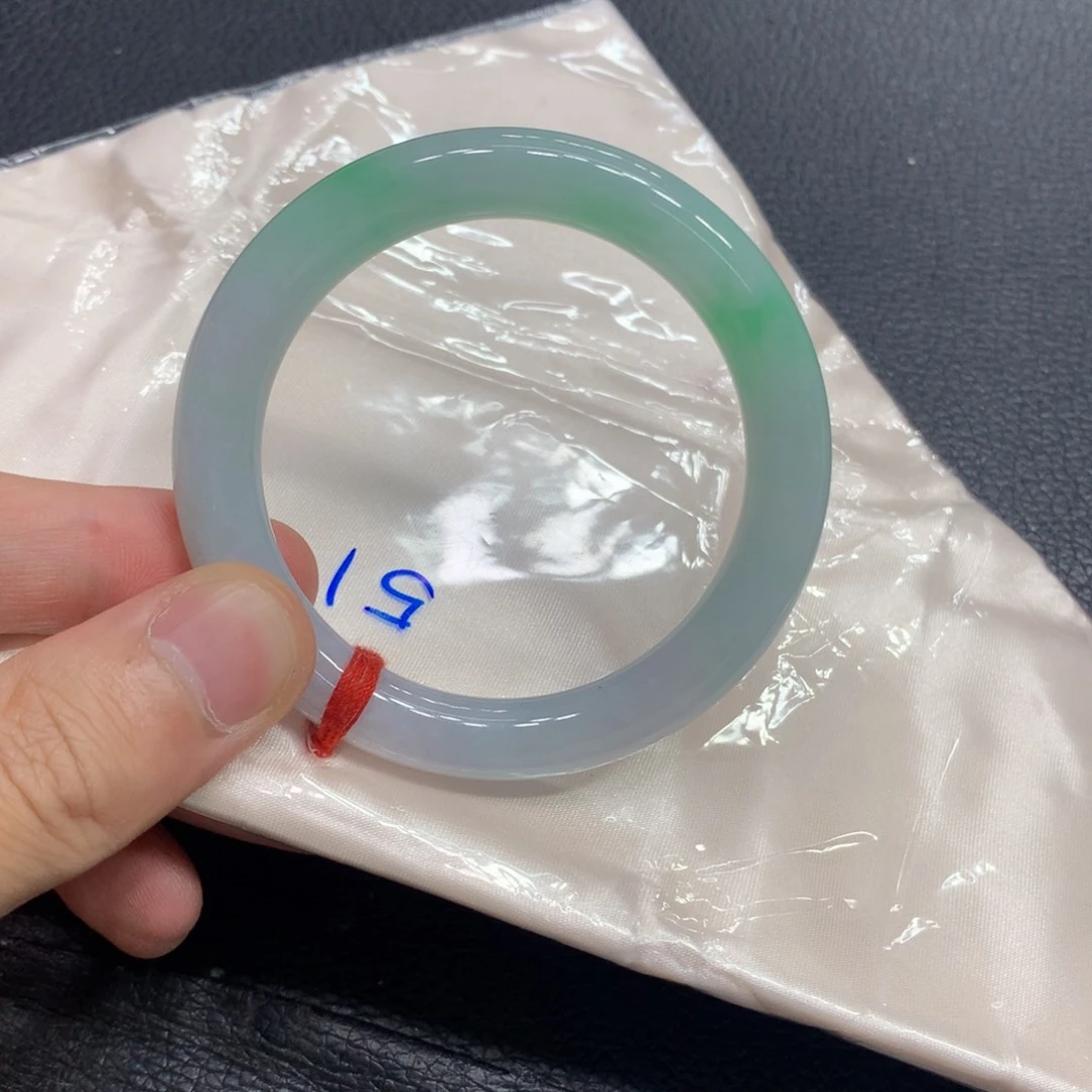 翡翠手镯未镶嵌翡翠