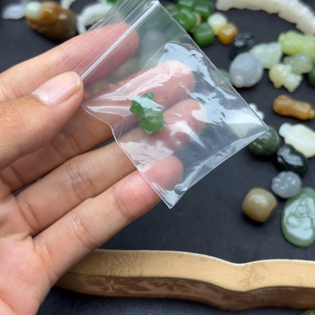 云***é颈饰未镶嵌和田玉