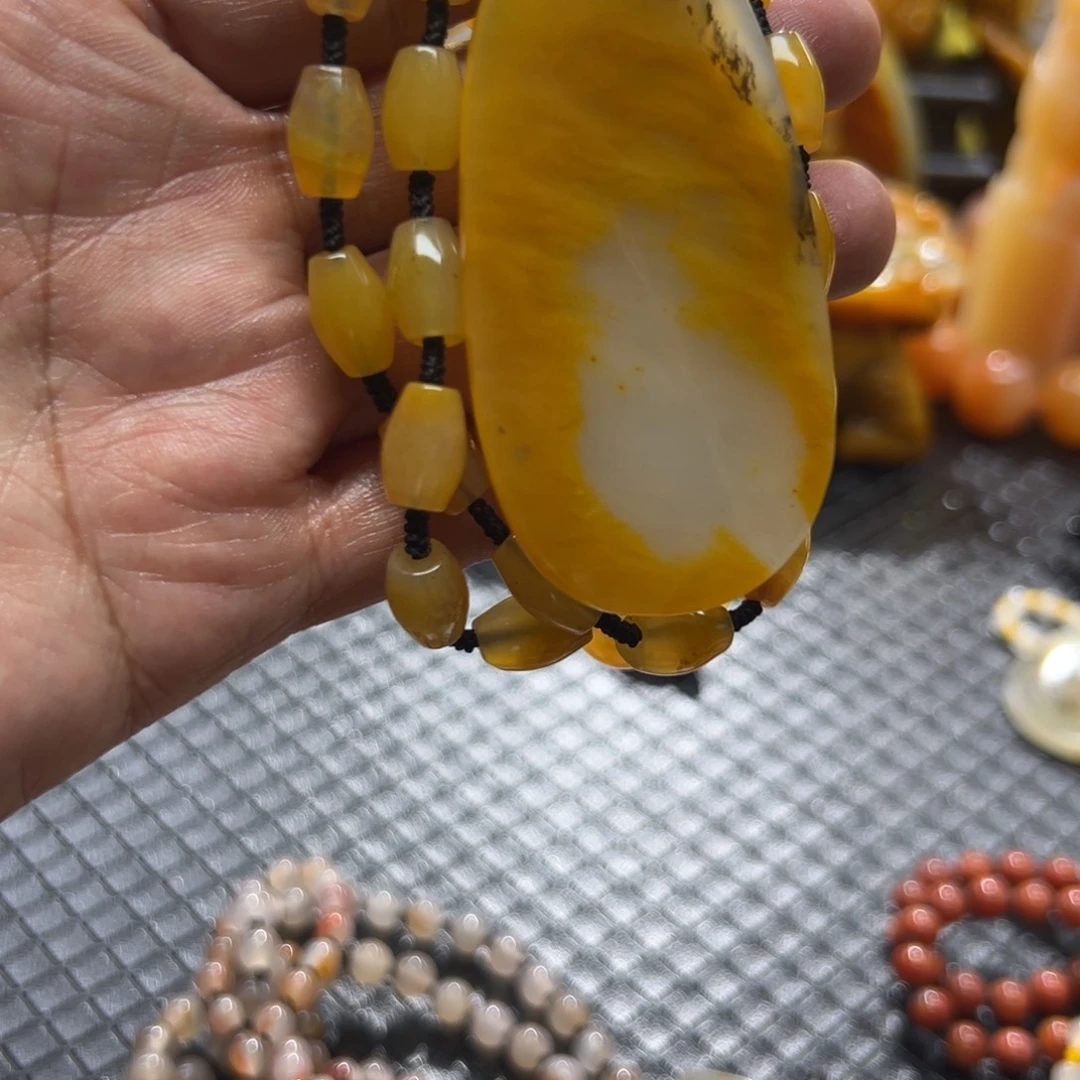 石英质玉未镶嵌颈饰