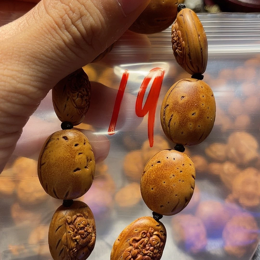 大桃核雕刻瑕疵钟馗