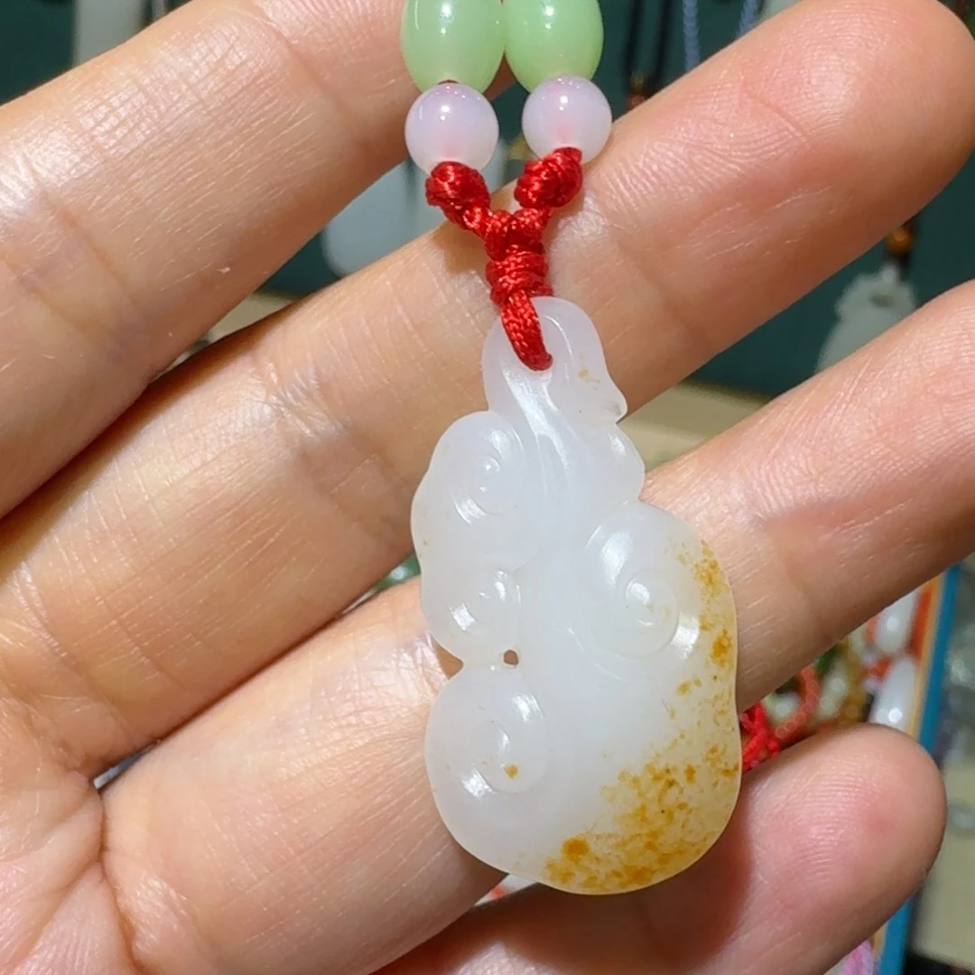 和田玉颈饰未镶嵌笑**云